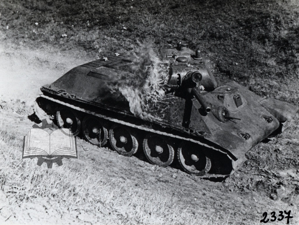 Испытание А-34 на стойкость к бутылкам с зажигательной смесью, апрель 1940 года. Итоги испытаний оказались не самыми успешными.