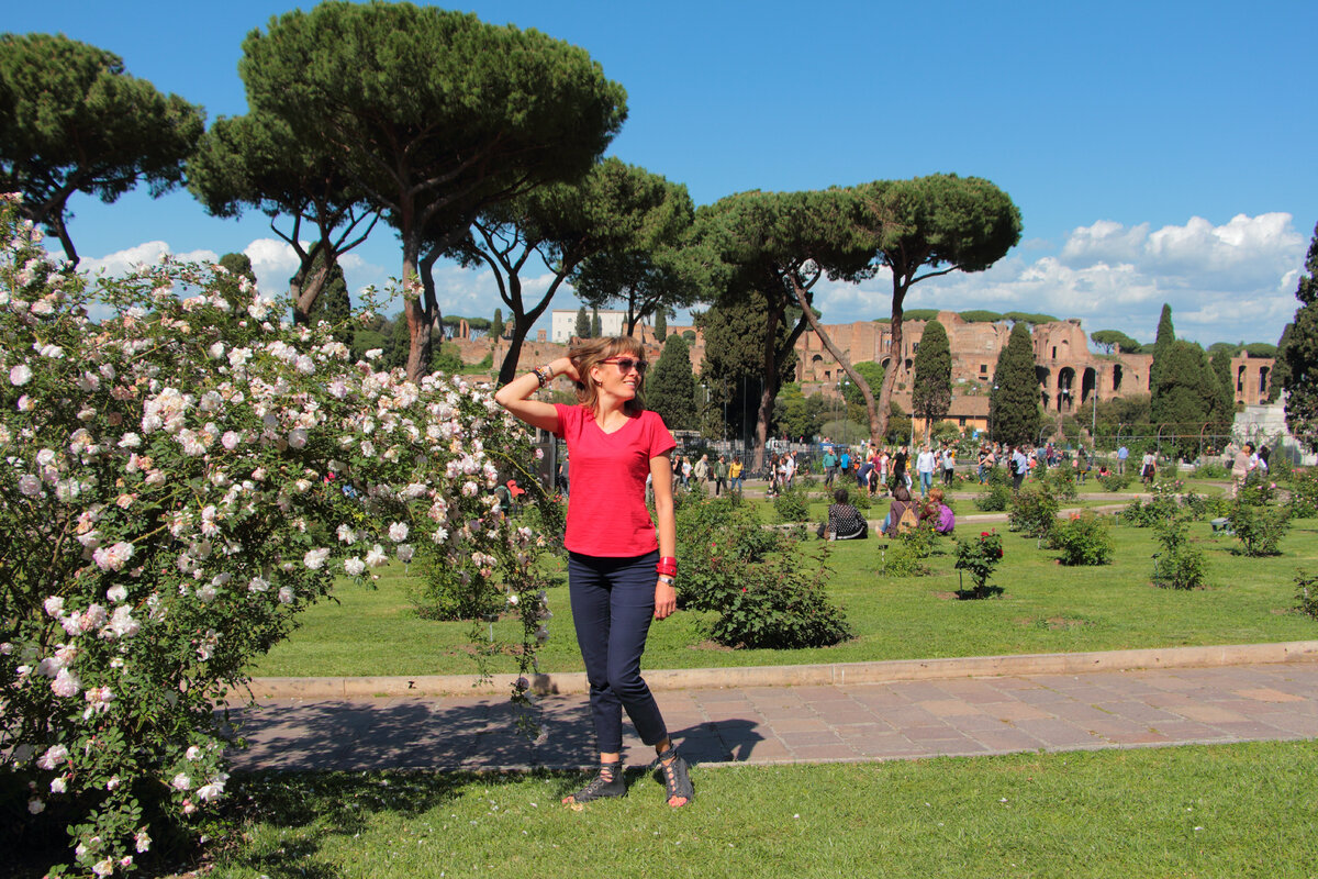 Это я - Марина в Риме, шлю вам привет из парка роз!