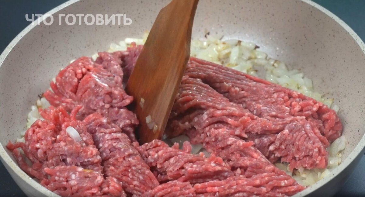 Привет всем! Если вам нравится выпечка с мясом, вы попали точно по адресу. Я хочу представить рецепт для лентяев. А называю его именно так потому, что – не нужно ничего лепить из теста.-5