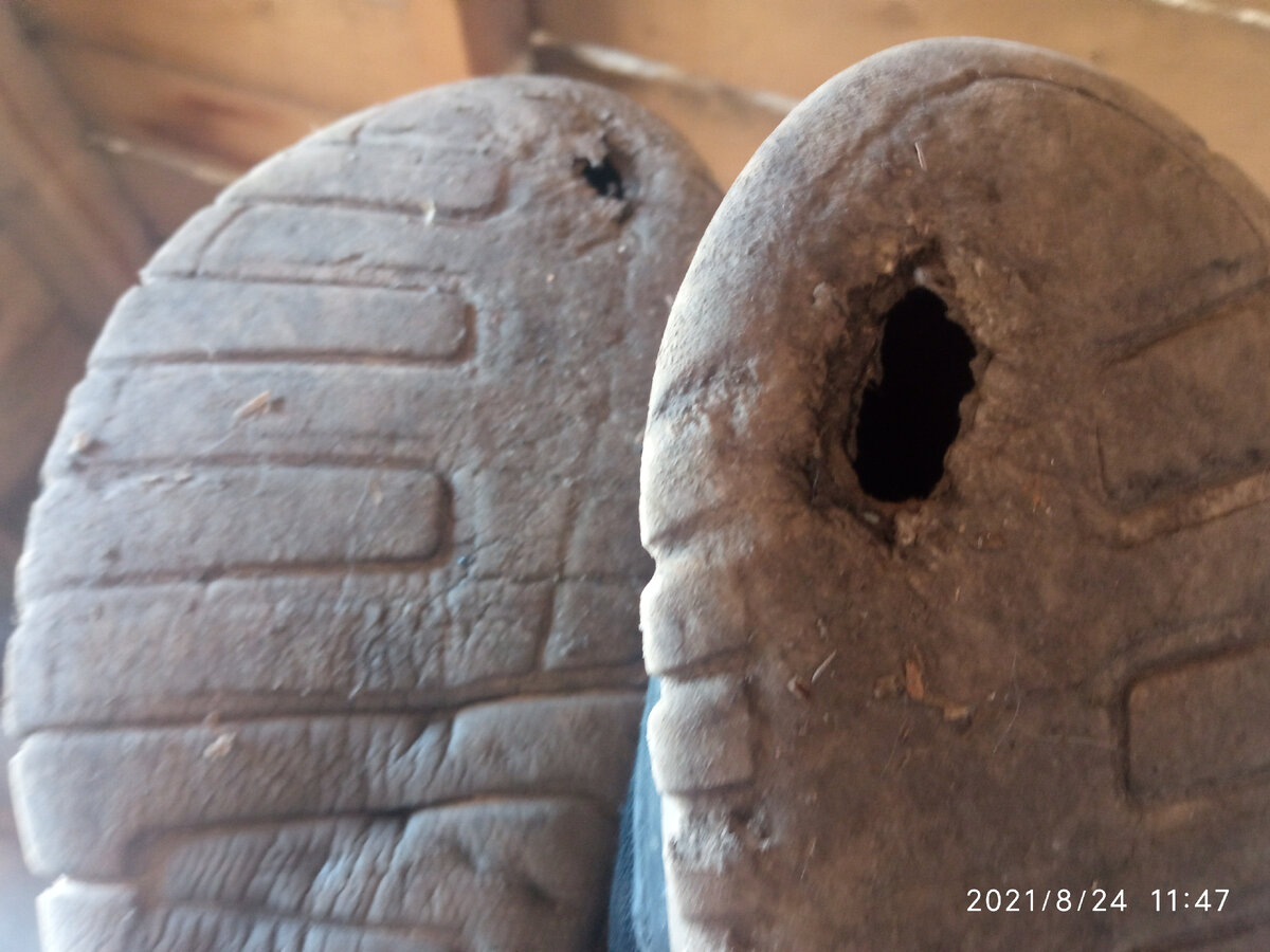 Чтобы вы понимали - найти кроссовки сорок шестого размера не так-то просто. Этим кроссовкам месяц.