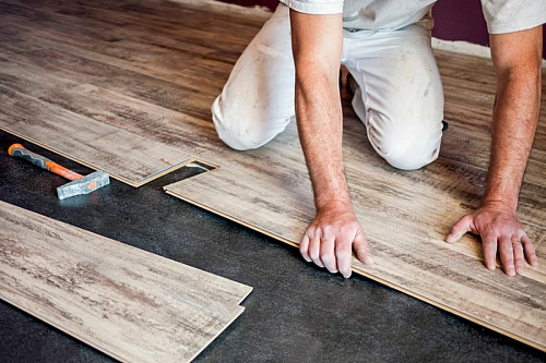 По ламинированному полу можно ходить в обуви с высокими каблуками, не повреждая его.