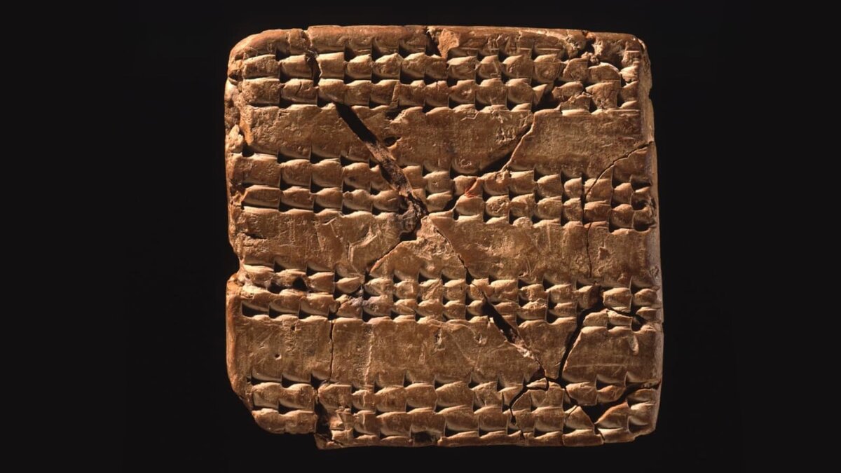 Табличка начинающего писца. Вместо палочек и кружочков — клинья. Ниппур, до 2000 г. до н.э. Музей Пенсильванского университета. (Из телеграм-канала Sub umbras)