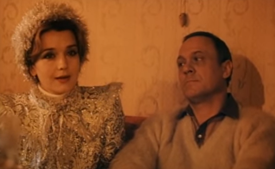Снегурочка (Ирина Алфёрова) и Серёгин (Владимир Меньшов), кадр из фильма "Снегурочку вызывали?" (1985)