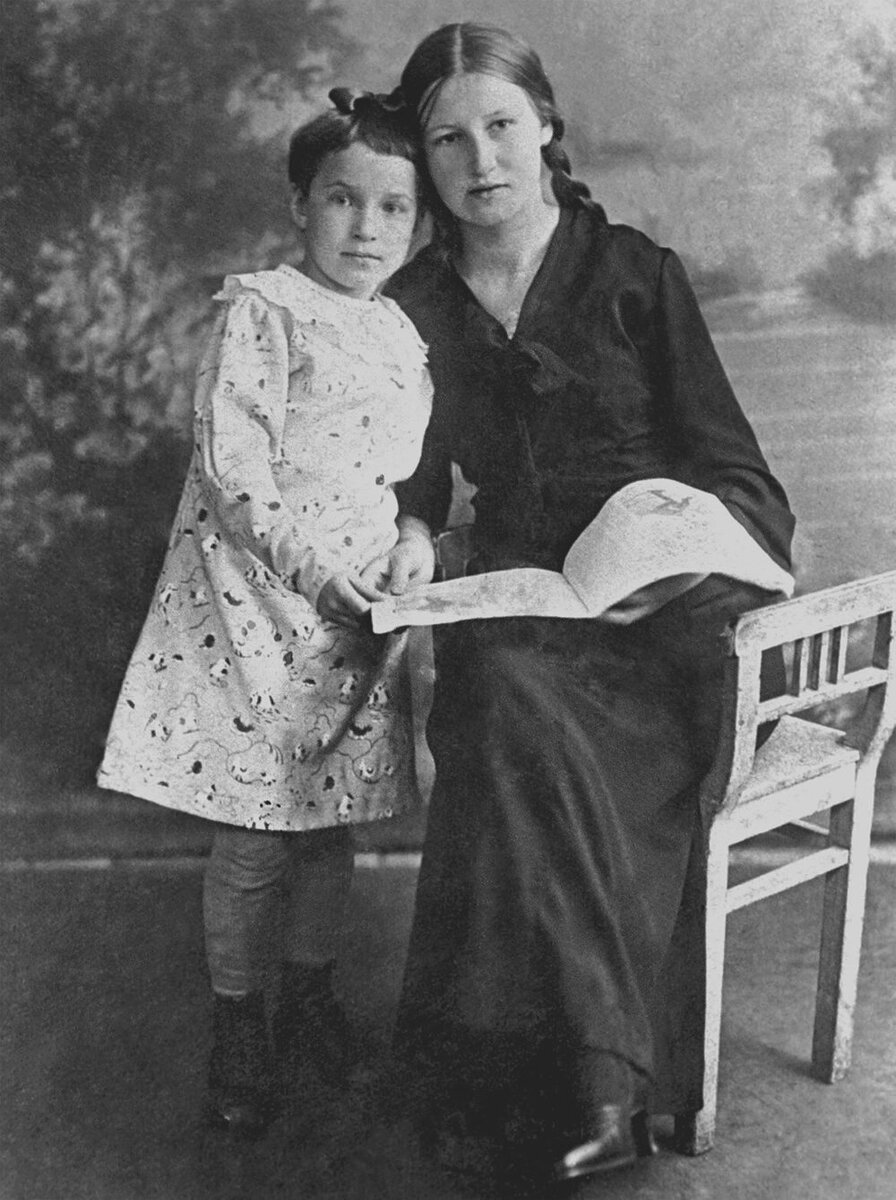 Сёстры Савичевы Таня (слева) и Нина. Ленинград. 1938 г. Фотограф  О.Г. Пороховников. ЦГАКФФД СПб. Ар 132842