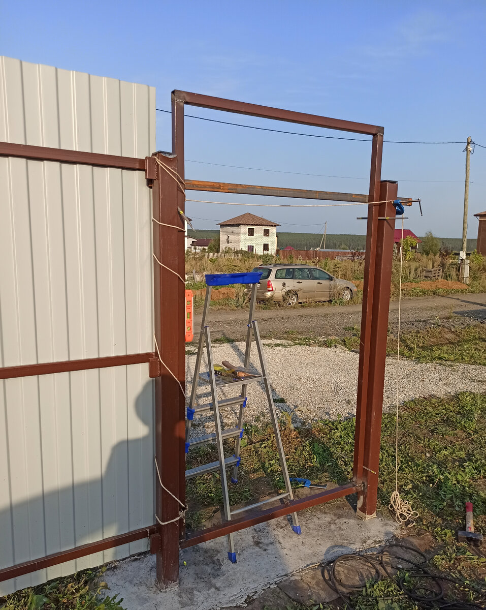 Сверху приварил верхнюю планку. Получилась, строго выверенная по вертикали и горизонтали рамка