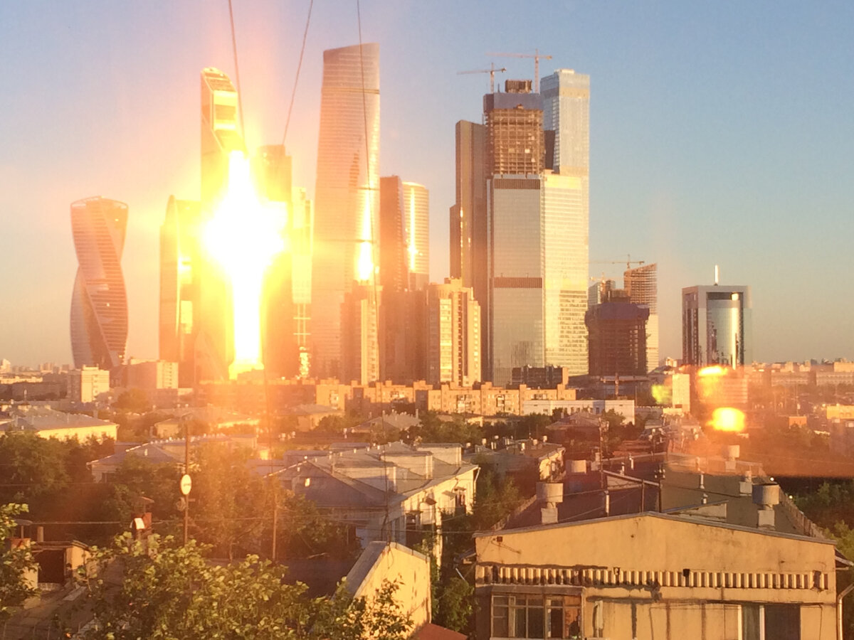 На переднем плане "уходящая натура" - весь этот микрорайон будет снесен.