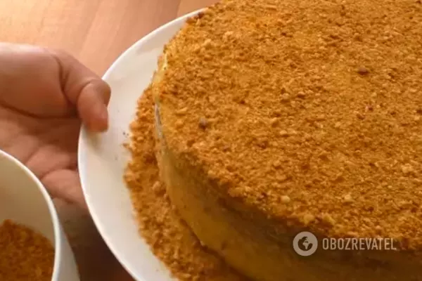 Посыпаем измельченными обрезками наш медовик