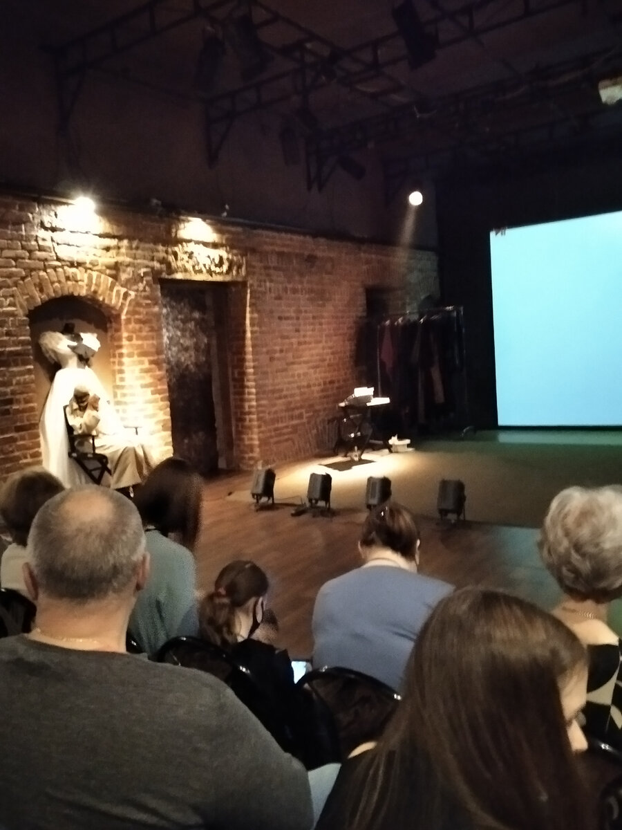 Внутри театра. Сцены как таковой нет. Все камерно, но душевно. Мое фото.