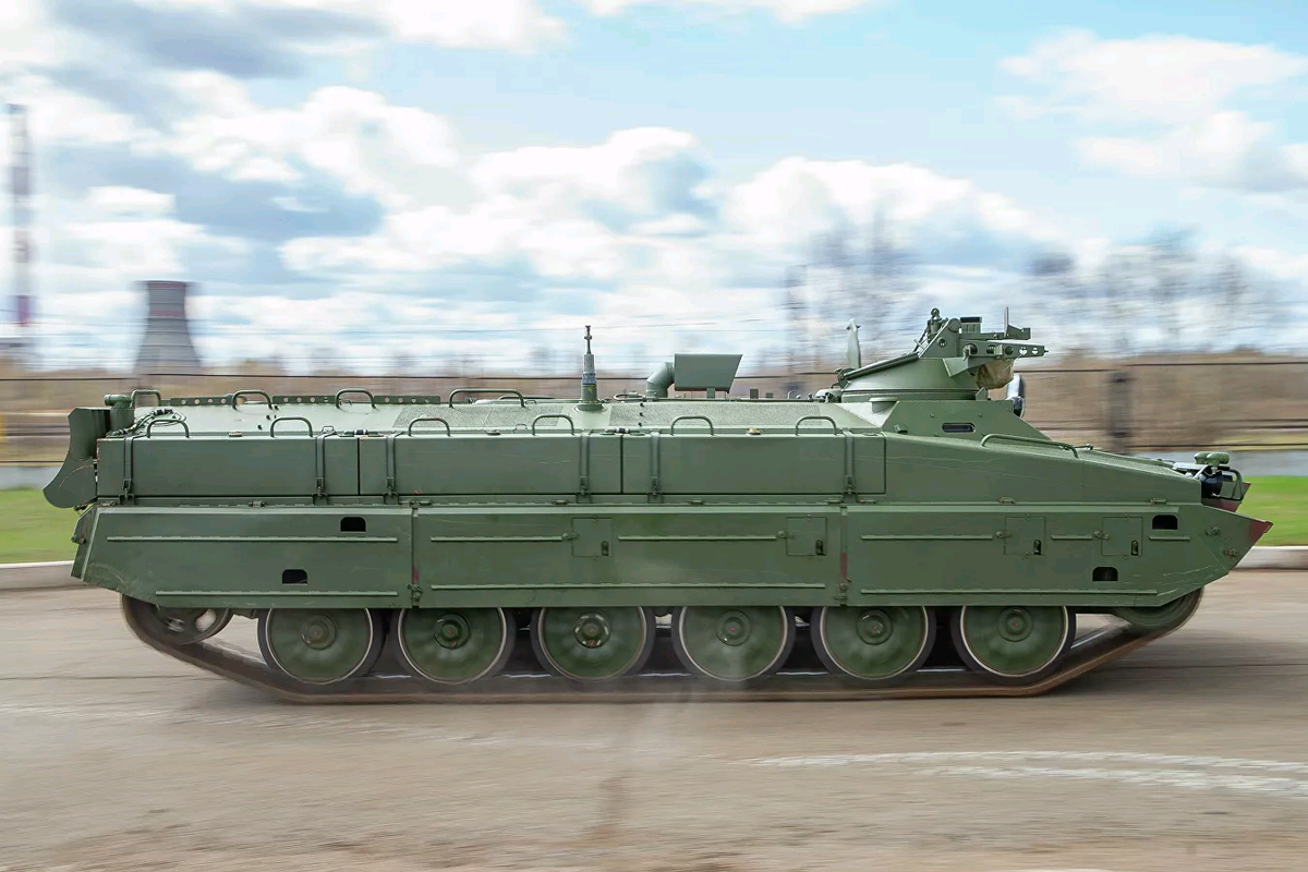 военный гусеничный бронетранспортер марки "МТ-ЛБ"