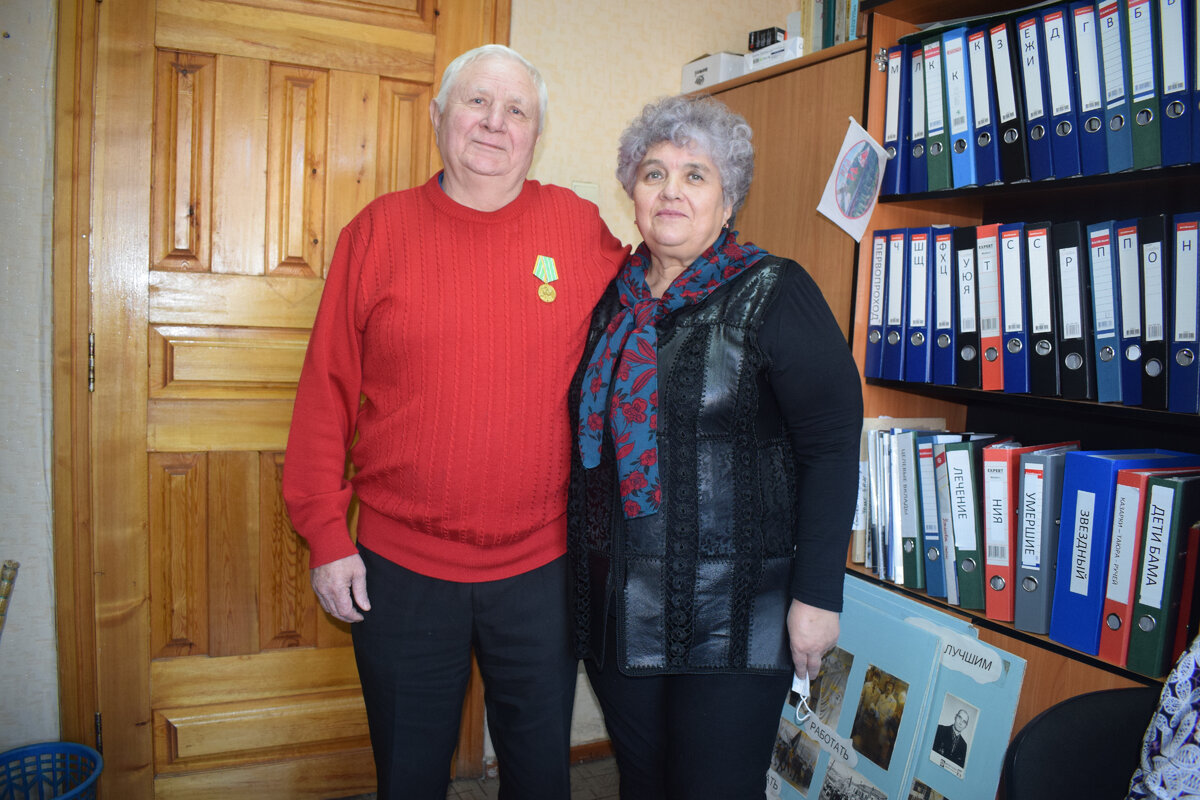 Валерий Беспалов вместе с руководителем РОО "Ветераны строительства БАМ" Ларисой Нориной