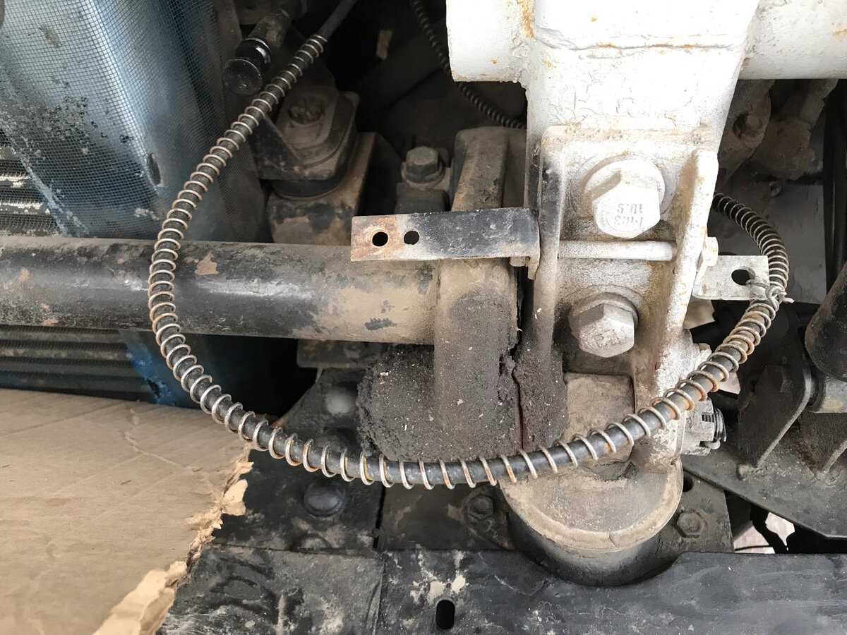 Новый тросик газа. Поворот вокруг левой передней опоры кабины. Фото Тищенко Василий.