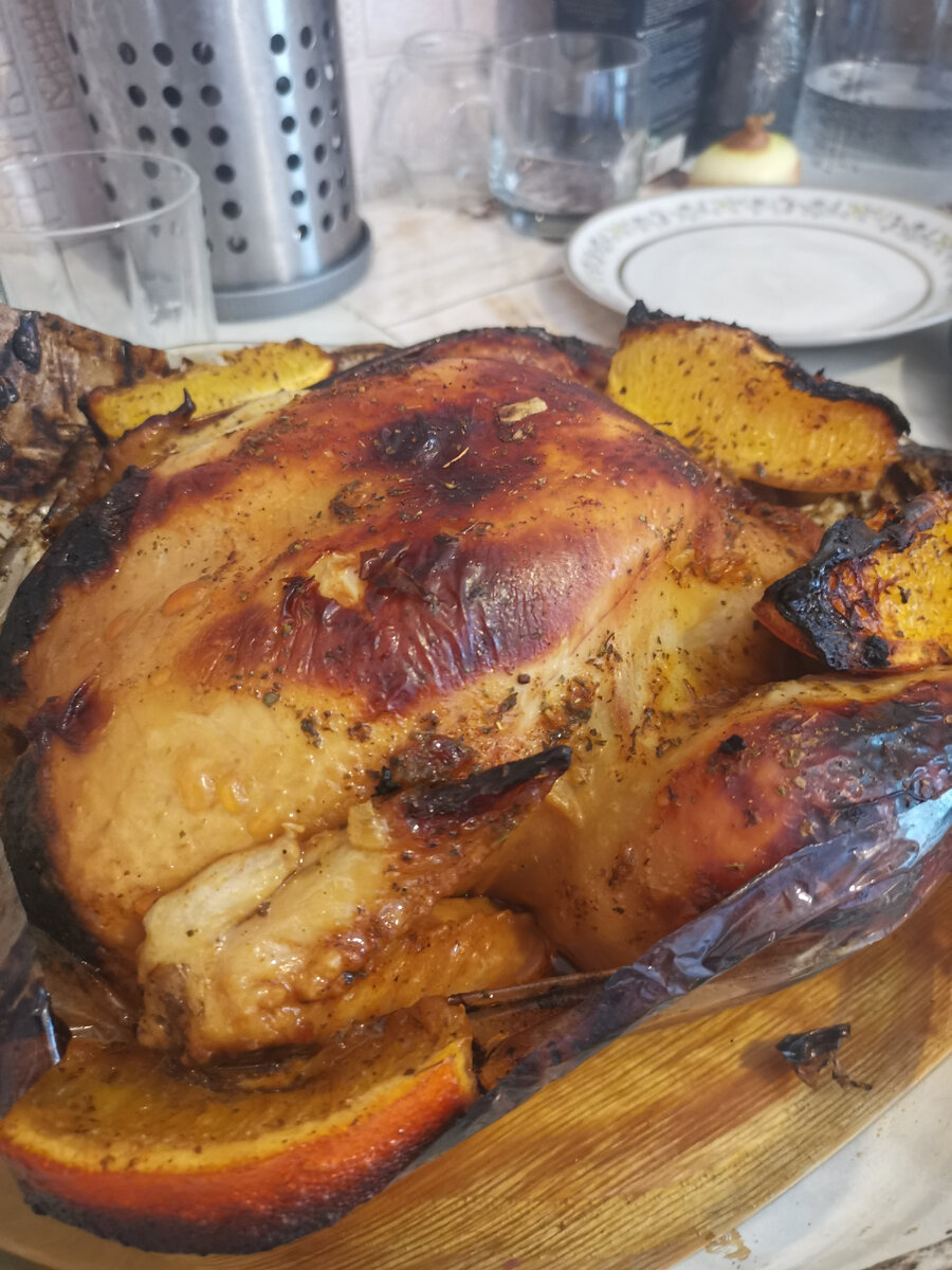 Это курица на мангале. Сложный процесс, если честно, такую тушу делать. 