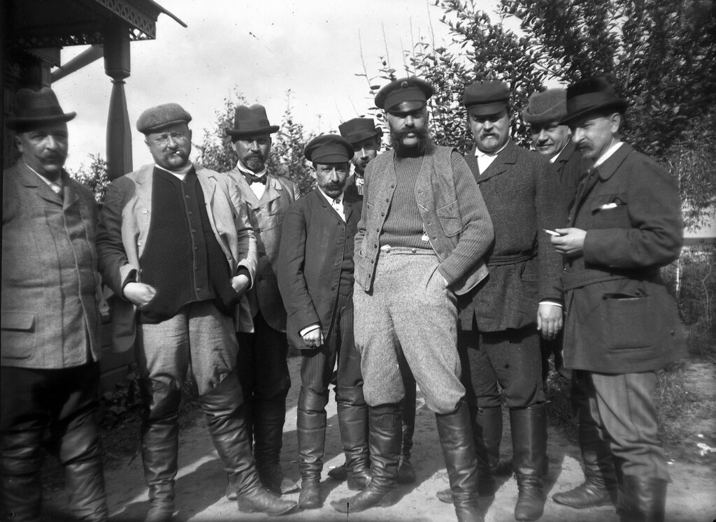 Групповое фото. Компания мужчин (второй слева – И. Д. Болдырев). Неизвестный автор, 1890 - 1909 год, ГМИИ им. А. С. Пушкина.