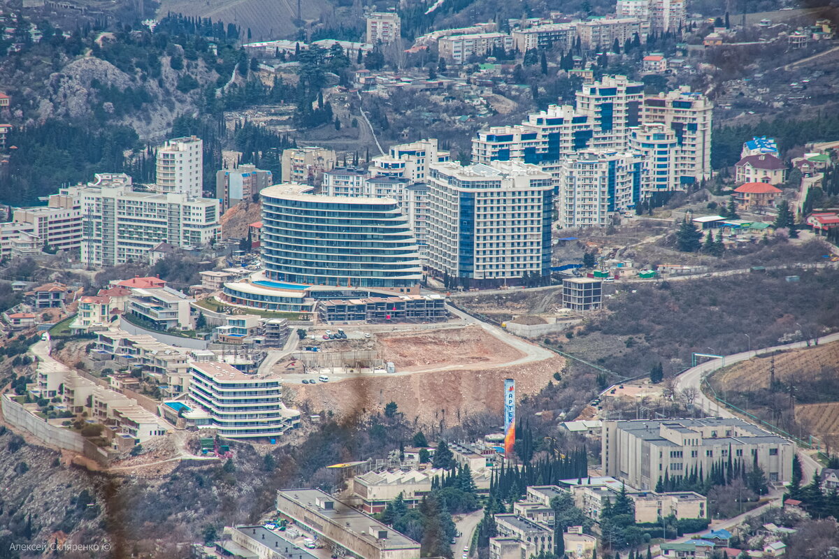 Гурзуф. Застройка «Мёртвой долины» многоэтажными комплексами.