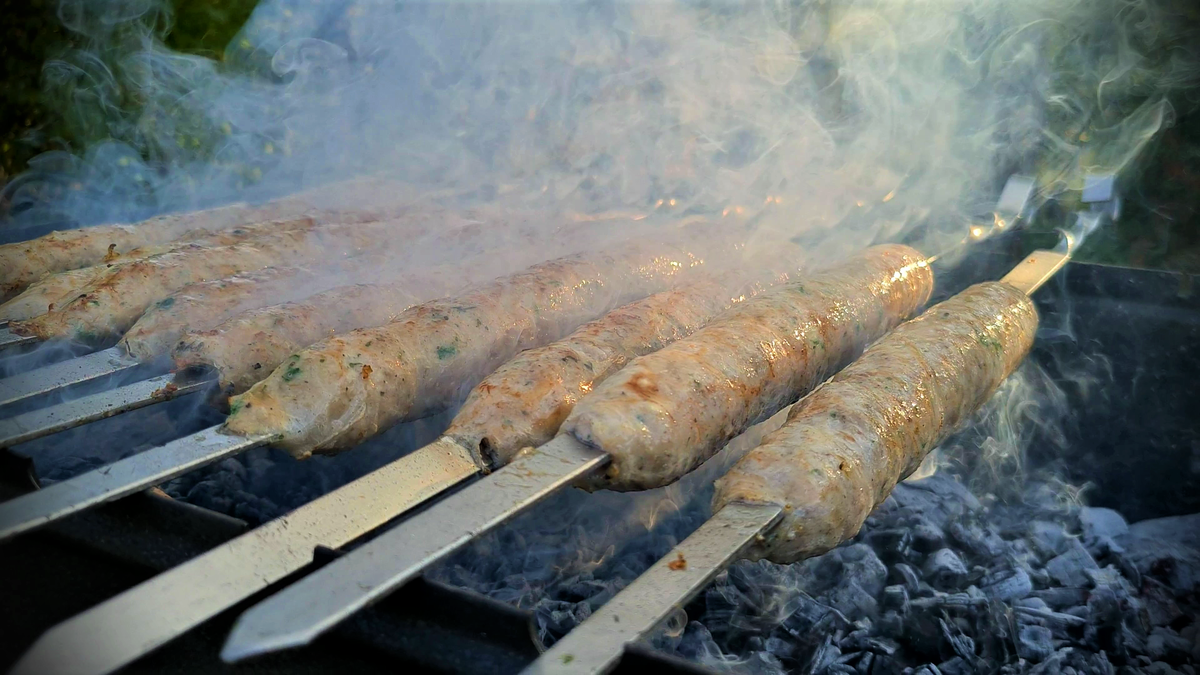 Маринованный лук для люля кебаб. Прибор для приготовления люля. Аппарат для приготовления люля КСМ 180 цена.