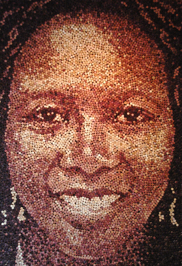 Портрет из пробок работы Скотта Гундерсона. Это однозначно не Contemporary art. Просто мозаика из не совсем обычного материала, сродни вышивке. И само изображение не несет в себе ничего нового - скорее всего, портрет сделан на основе фотографии.