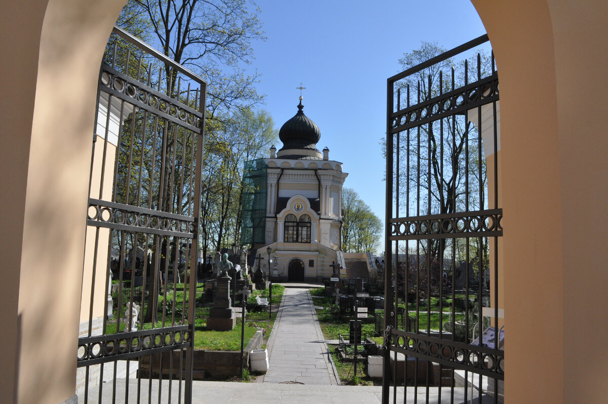 Вход на Никольское кладбище со стороны Александро-Невской лавры