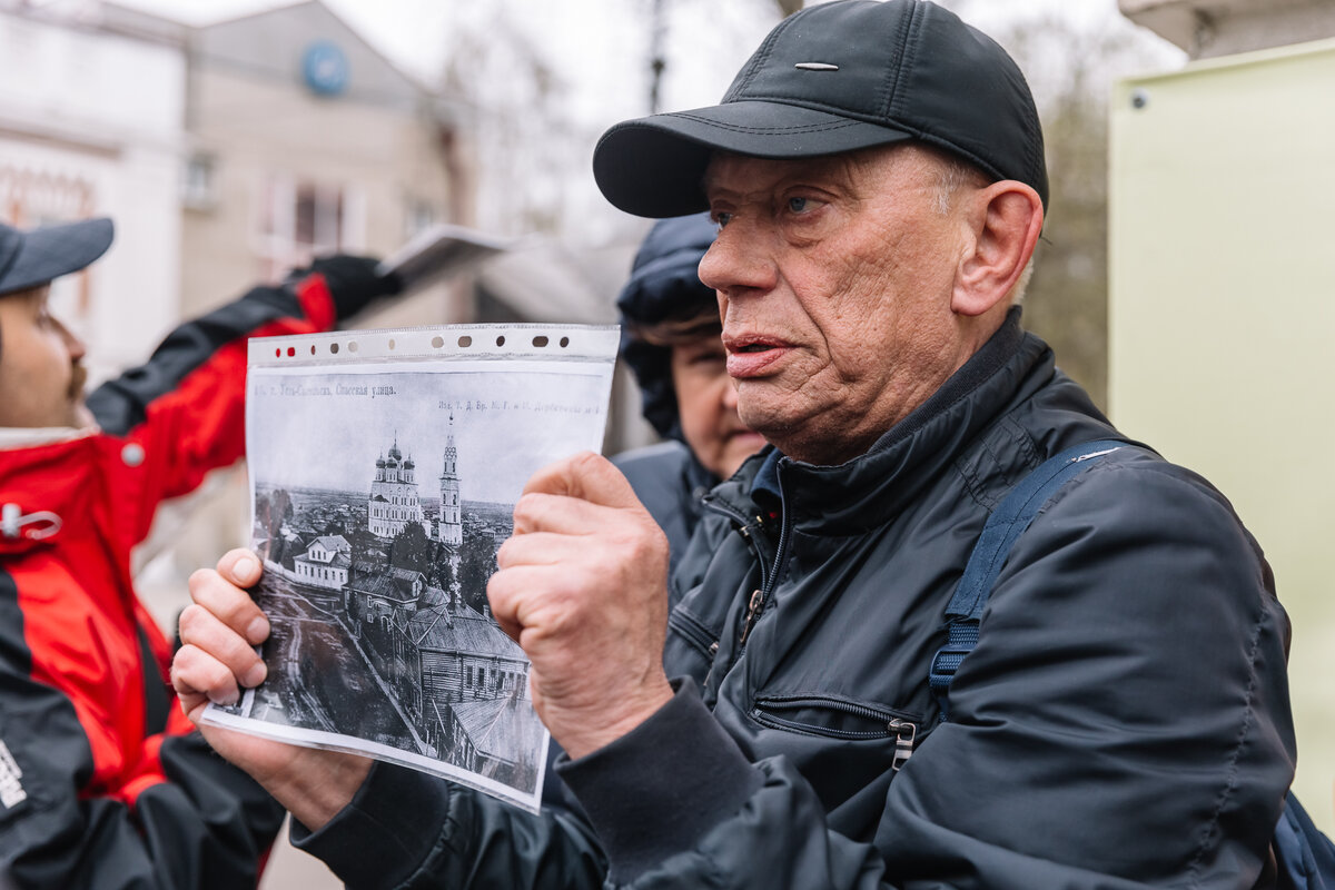 Историк Михаил Рогачев во время одной из экскурсий проекта «Пешком по Усть-Сысольску»