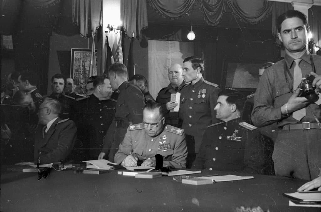 Подписание договора о безоговорочной капитуляции Германии. Берлин 1945 год
