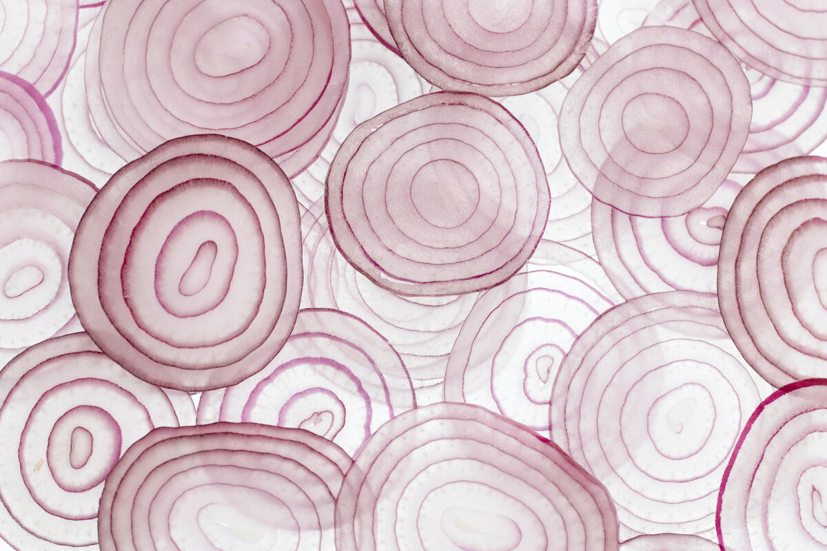 Как и любой девушке, мне всегда хотелось вкусно готовить, причём каждый день что-то новое. Брать красивую посуду, сервировка чтоб как в ресторане и довольные лица моих домочадцев с благодарностью в глазах. Но это только хотелось. На самом же деле, не всё так просто как кажется. В поисках новых рецептов я бороздила просторы интернета и соответствующую литературу, которая досталась мне в наследство от бабушек. 
И вот, к каким выводам я пришла, разменяв  четвёртый десяток: не нужно слепо верить тому, что пишут начинающие блогеры, ведь иногда реальность отличается от красивой картинки, нужно всё проверять лично.....                                                                                                                                                                         
Я постараюсь поделится с вами только теми рецептами и советами, которые проверила сама.
Стоит ли готовить тонкие блинчики с таким ингредиентом как репчатый лук.
Мой ответ однозначно стоит, попробовав их один раз, вы влюбитесь в этот рецепт на всю жизнь. Это нежнейшие блинчики, края которых не высыхают даже на следующий день. А сладковатый вкус, никого не оставит равнодушным.
Предугадывая возглас многих хозяек скажу сразу никакого запаха лука нет и близко.
А сейчас сам рецепт:
Ингредиенты:
Молоко - 500 мл
Сахар – 1 ч.л.
Соль - 1 ч.л. (без горки)
Растительное масло - 4 ст.л.
Яйцо куриное - 4 шт.
Лук репчатый - 2 шт.
Мука пшеничная - 10 ст.л.
В глубокой миске соединяем тёплое молоко, яйца, соль, сахар и растительное масло. С помощью венчика тщательно перемешиваем всё до однородного состояния. Затем добавляем просеянную пшеничную муку. Снова всё тщательно перемешиваем, чтобы не было мучных комочков. Репчатый лук  очищаем  и измельчаем с помощью блендера или пропускаем через мясорубку. Луковую кашицу перемещаем в миску с тестом и перемешиваем. Сковороду хорошо нагреваем, при необходимости смазываем маслом ,думаю каждая хозяйка знает особенности своей любимой сковороды. Затем наливаем порцию приготовленного теста. Распределяем по всей поверхности своей помощницы и жарим блинчики с двух сторон до румяной корочки. Зовём своих родных и близких и наслаждаемся этим кулинарным шедевром.
Приятного аппетита всем! Ваша продвинутая во всём......
