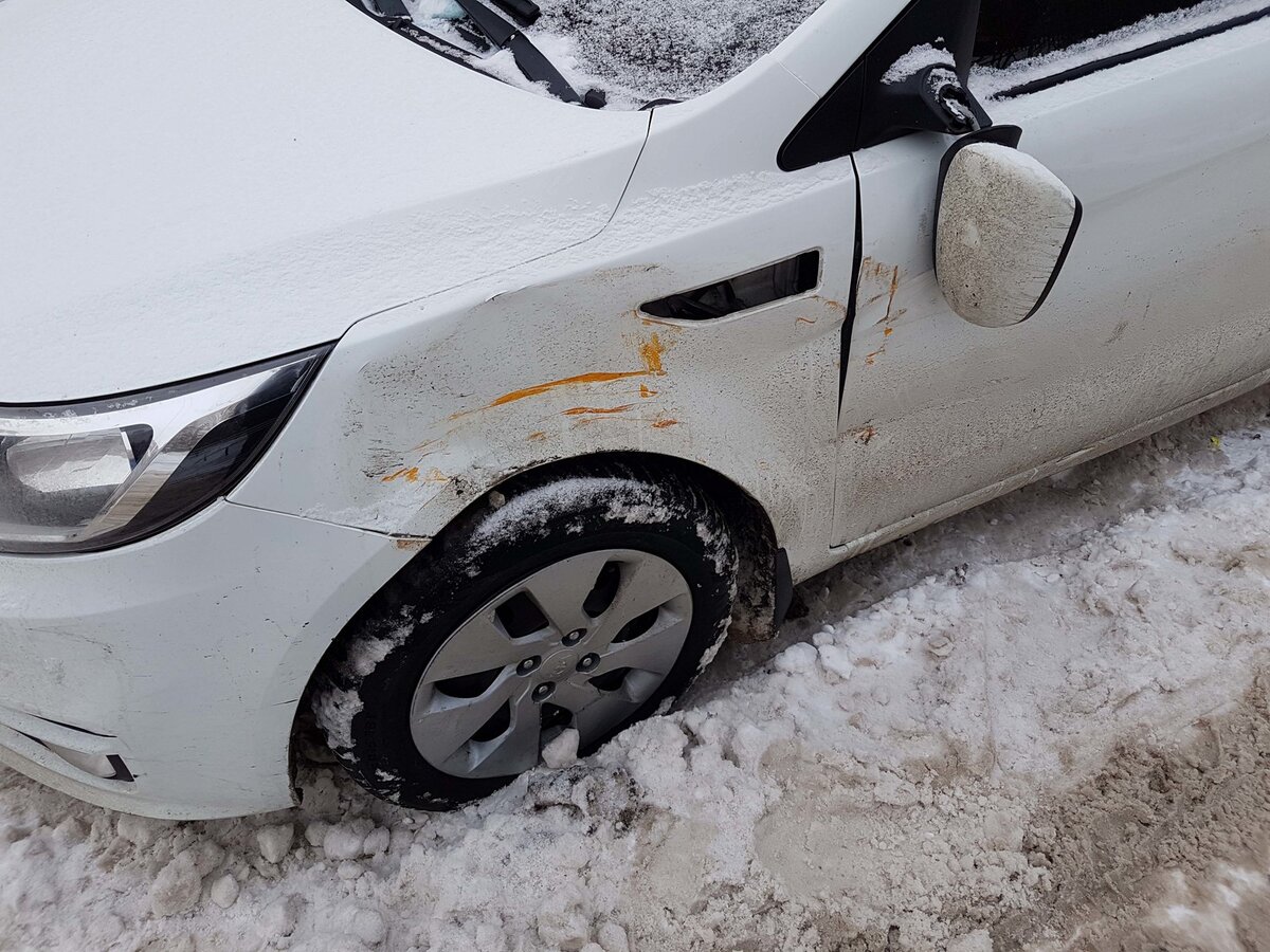 Повредили машину во дворе что делать. Поцарапали машину зимой. Помятая машина зимой. Царапины на автомобиле. Помял машину во дворе.