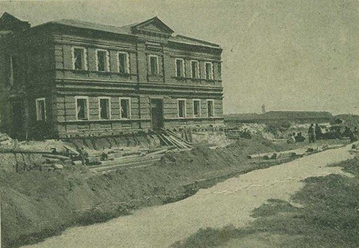 Дом Евгении Ивановны Мак-Гилль в процессе подготовки к переезду. Фото взято с сайта www.vichivisam.ru