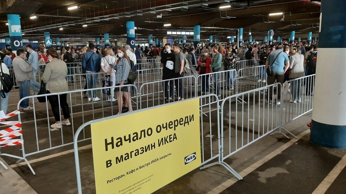 Ажиотаж в последний день работы IKEA. Фото: forpost-sz.ru