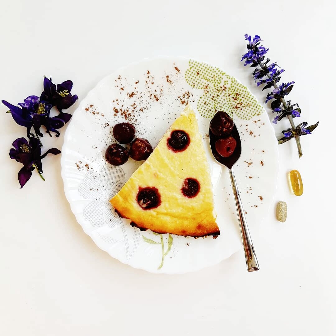 🍚творог 4 пачки по 180-200г

🥚3 яйца

🍚30 г манки

🍚50 г сахара

🧂Ванилин 1 пакетик (1,5 г)

🍇30- 50г замороженная вишня или изюм🍒