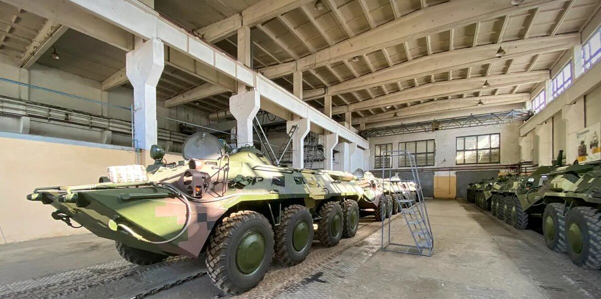 Военная техника находящаяся в гаражных боксах.  фото: картинки  яндекса.