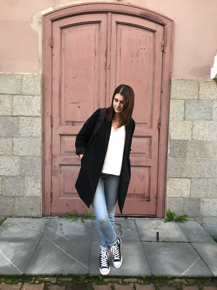 Когда пытаешься скрыть объемы, используя верхний слой одежды:)