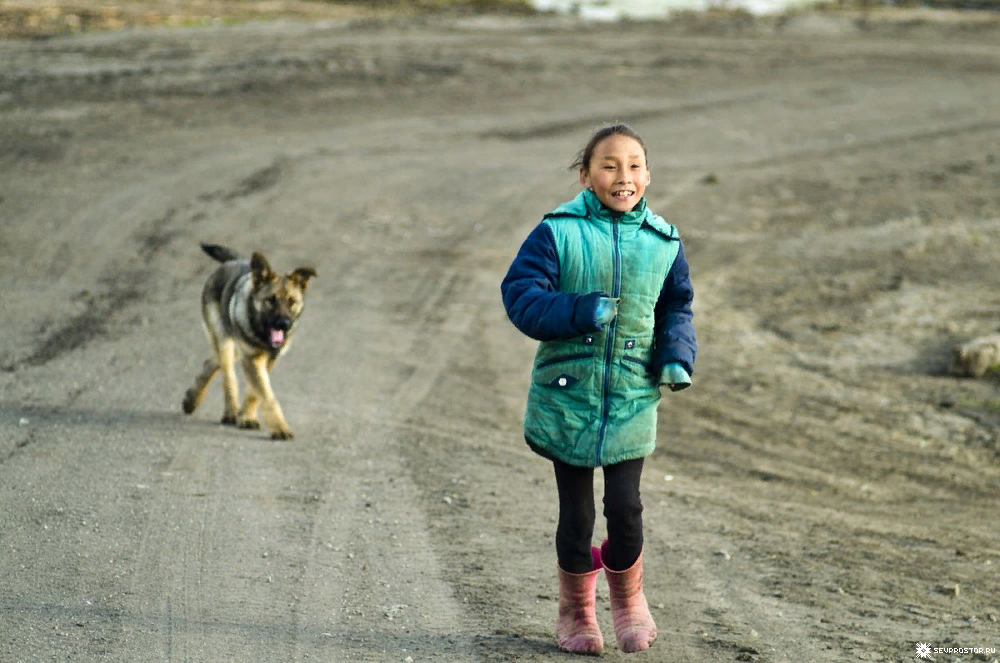 Маленькая школьница в селе Индига