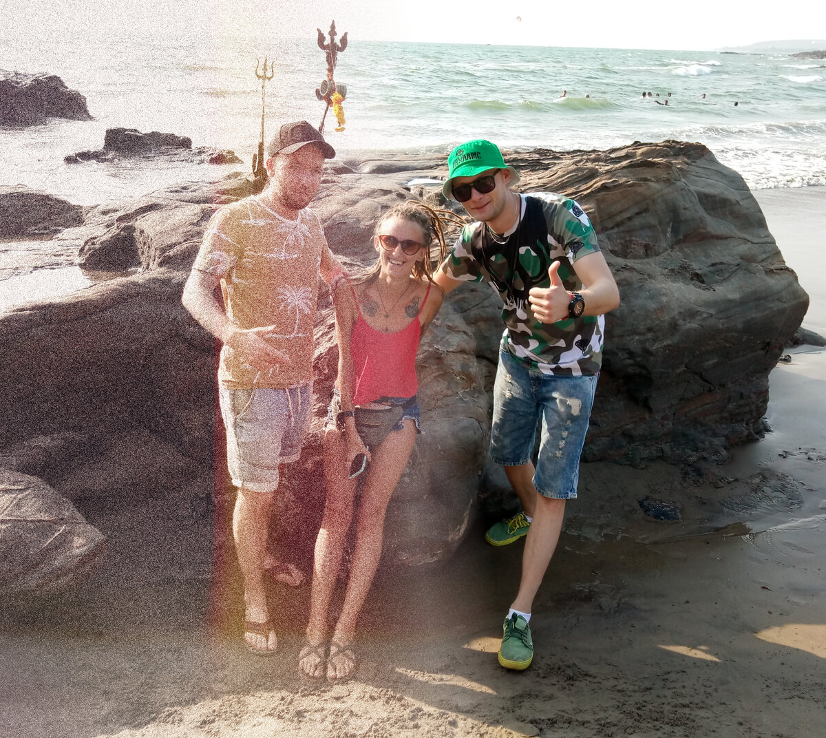 На следующий день после "шторма". Слева-направо: юнга Мэд Булл, морячка Александра и Кирилл Блаженный. Индия, ГОА. Из личного архива.