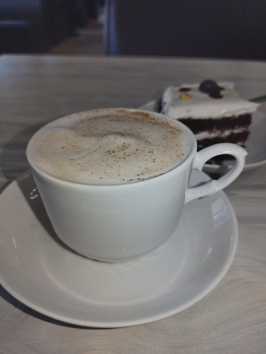 Лате и пирожное в кафе