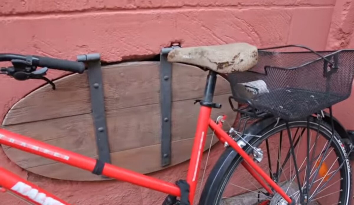 Деревянный овал - закрытое окно карцера