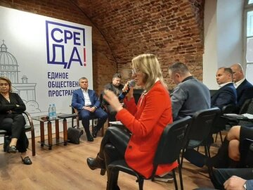 Ася Закатова, спикер кальянной индустрии, спросила собравшихся, почему игнорируют сектор, который представляет 400 кальянных в Петербурге