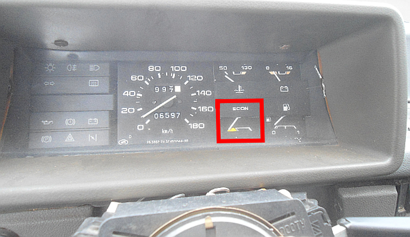Эконометр в комбинации приборов автомобиля ВАЗ 21083 с "низкой" панелью