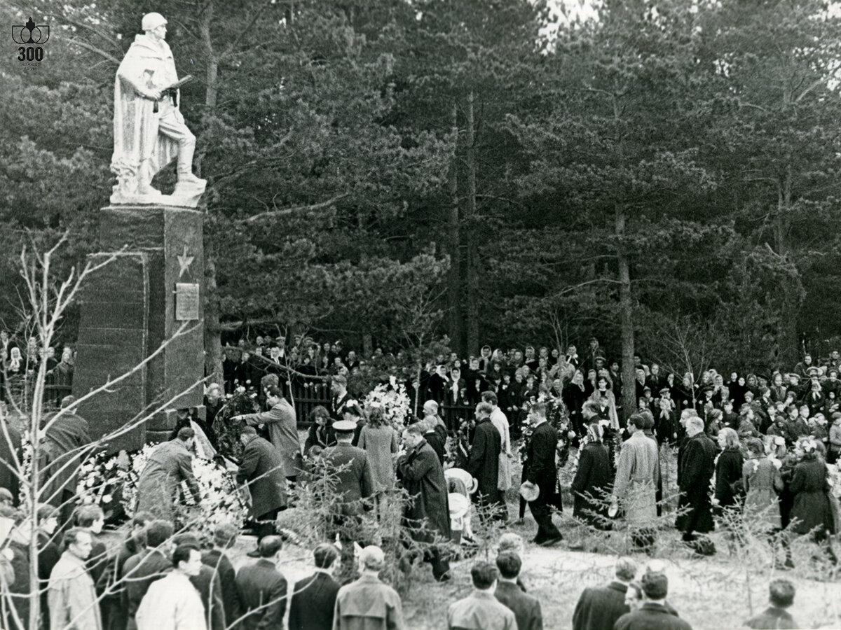 Памятник воинам и офицерам, умершим от ран в госпитале №1714. Открыт в 1948 г. Скульптор М.П. Крамской. 