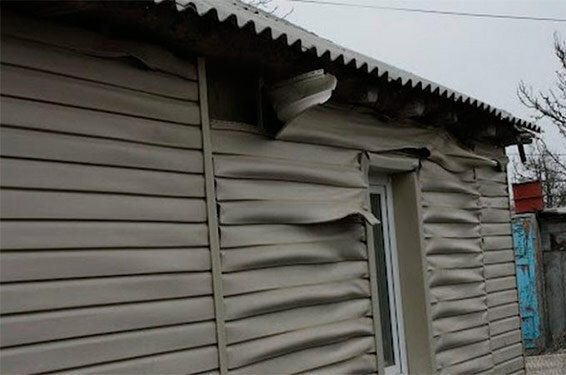 Деформированный виниловый сайдинг.