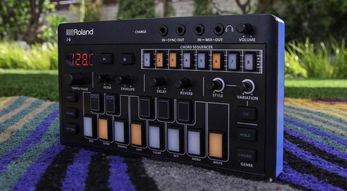 Roland AIRA Compact: 3 драм машины аккордовый синтезатор J-6 и голосовой  твикер E-4 | Звукозапись.Москва | Дзен