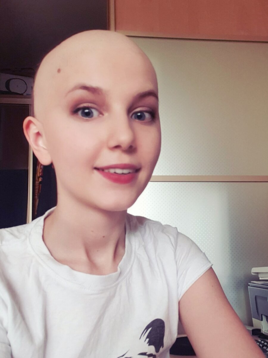 Теперь я выгляжу примерно так. По улице в таком виде я не хожу, у меня есть парик, шапочка и два платка. Не хочется пугать окружающих.