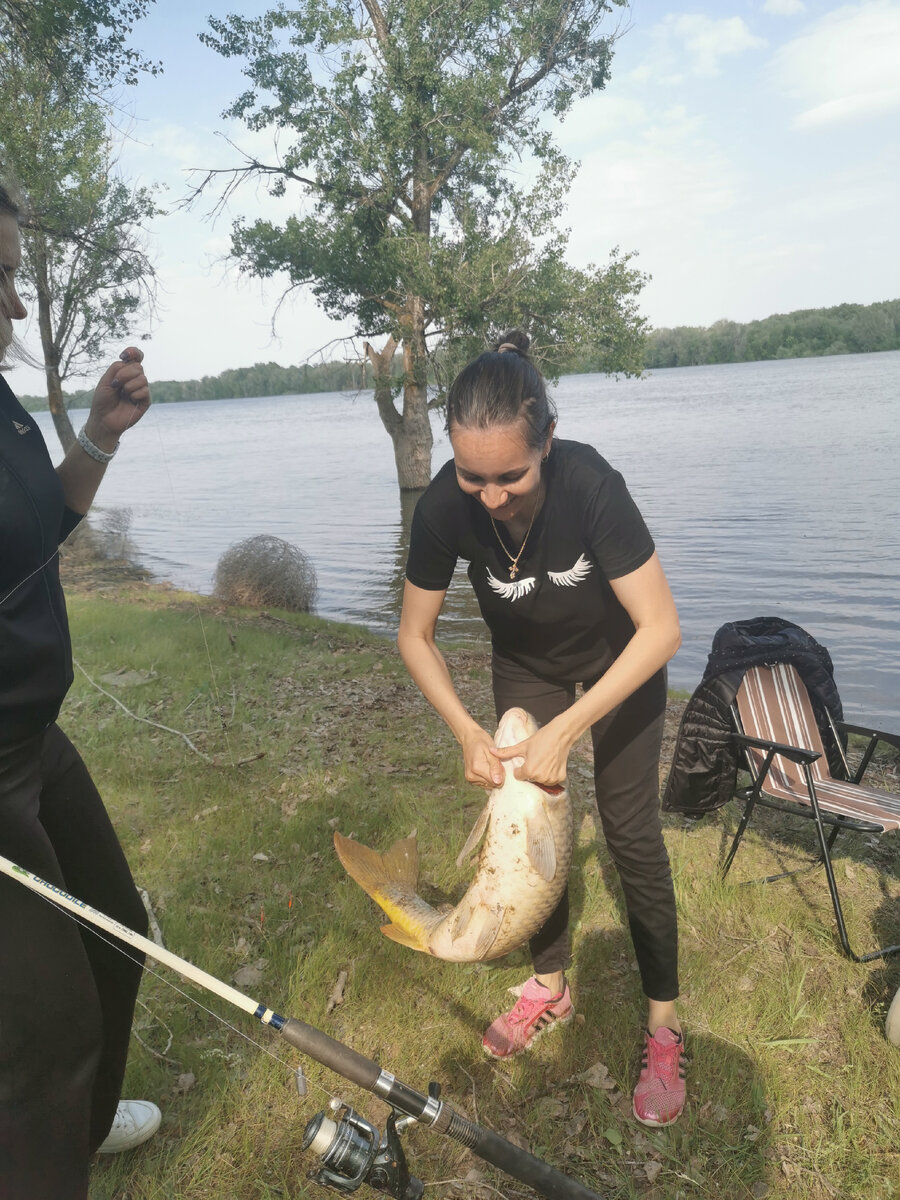 Уже на берегу, но все ещё пытается сбежать.