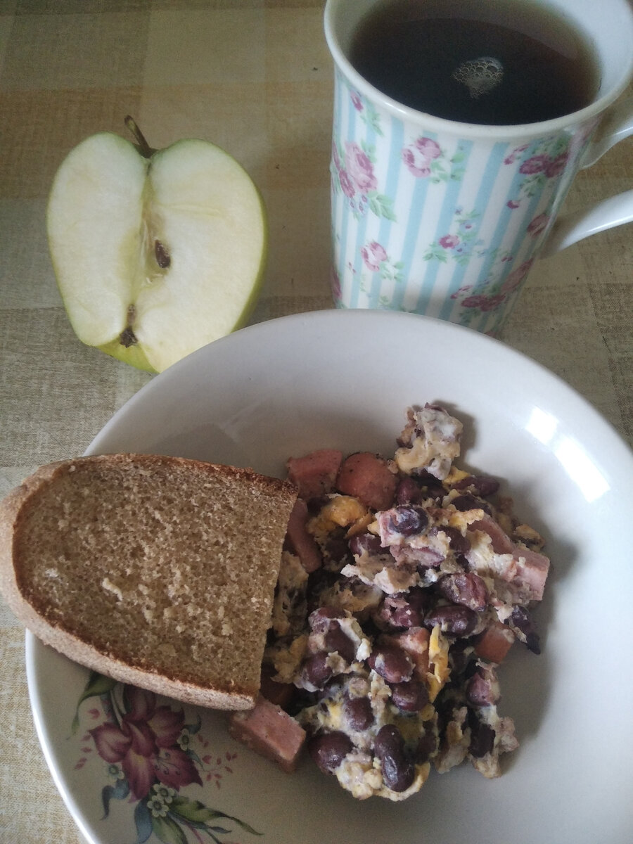 На завтрак фасоль с яйцом и сарделькой,яблоко
