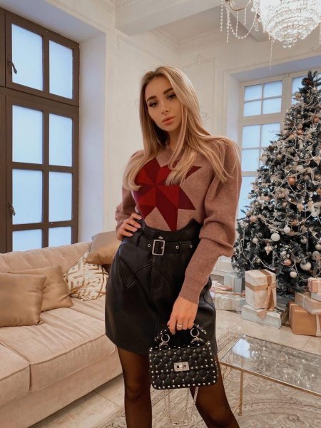 Далее нам потребуется официальное приложение AliExpress. Наверняка, оно у вас уже есть. Если нет, то скачивайте и устанавливайте. Дело в том, что в приложении имеется функция поиска по фотографии. Для этого нужно нажать на значок фотоаппарата напротив поисковой строки: