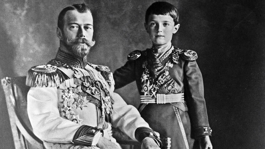 Император Николай II с сыном. Фото Яндекс.Картинки. 