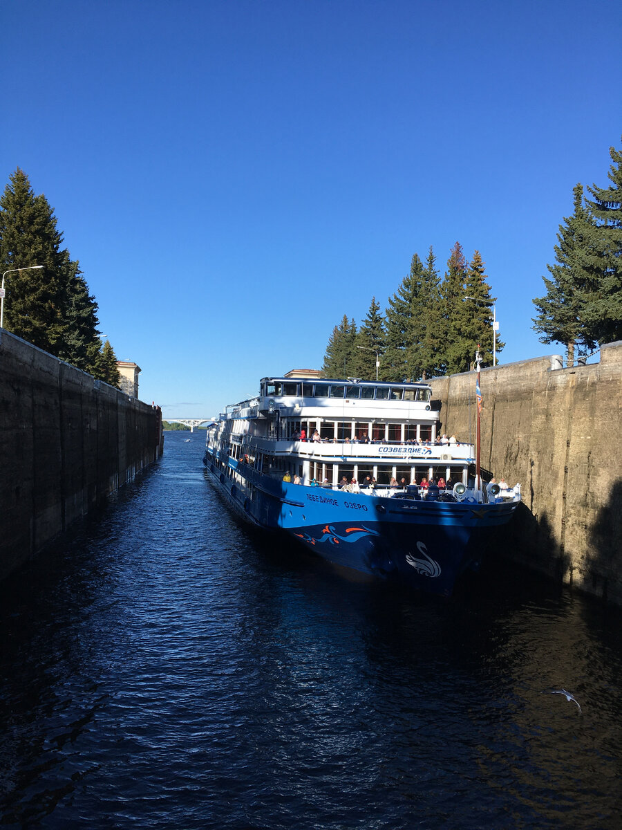 Теплоход "Лебединое озеро" в шлюзе №1 канала имени Москвы