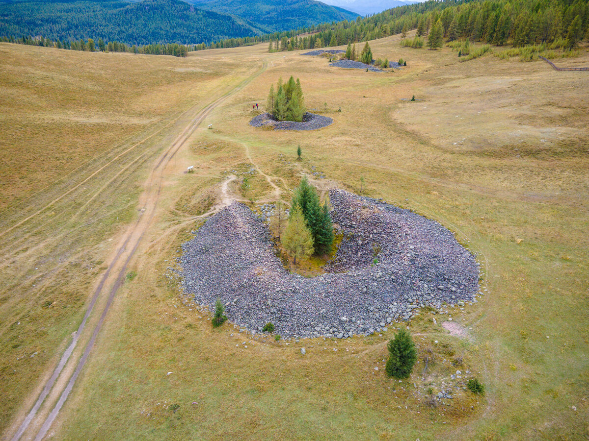 Могильники алтая. Пазырыкские Курганы горный Алтай. Пазырыкские Курганы на Алтае. Пазырыкские Курганы и Балыктуюль. Пазырыкские Курганы Улаганского района.