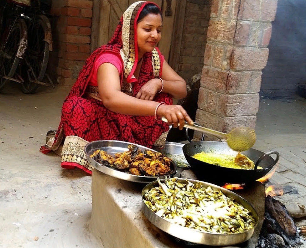Что едят. Индия приготовление пищи. Индийцы едят руками. Индийская женщина готовит еду. Трапеза в Индии.