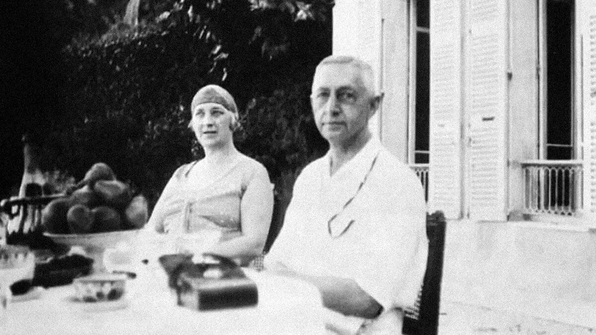 ПИСАТЕЛЬ, ПОЭТ И ПЕРЕВОДЧИК ИВАН БУНИН С ЖЕНОЙ ― ПЕРЕВОДЧИЦЕЙ И МЕМУАРИСТКОЙ ВЕРОЙ БУНИНОЙ. ГРАСС, ФРАНЦИЯ, 1935 ГОД. ФОТОГРАФИЯ: ГОСУДАРСТВЕННЫЙ МУЗЕЙ ИСТОРИИ РОССИЙСКОЙ ЛИТЕРАТУРЫ ИМ. В.И. ДАЛЯ (ГОСУДАРСТВЕННЫЙ ЛИТЕРАТУРНЫЙ МУЗЕЙ), МОСКВА