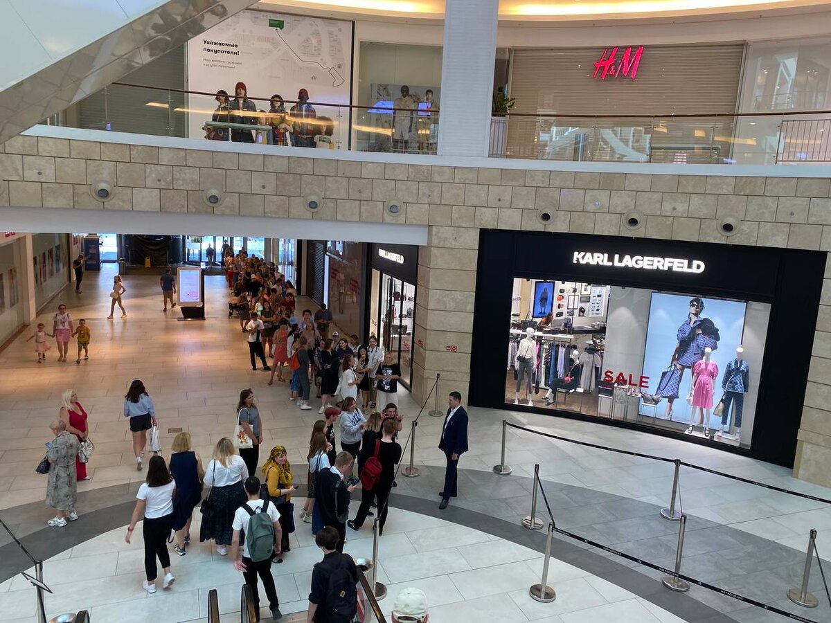 Очередь в приоткрывшийся H&M. 04.08.2022