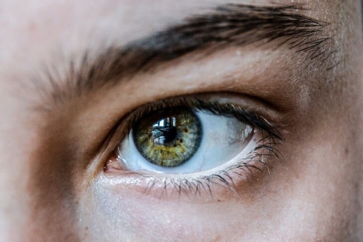 Что вызывает подергивание глаз?